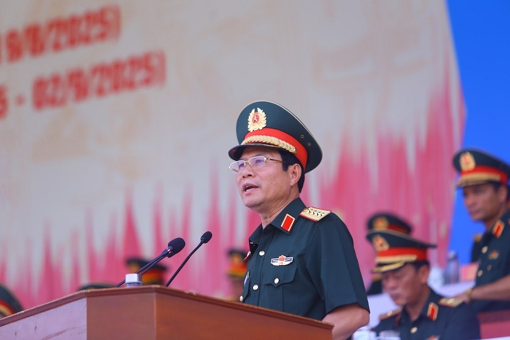 Đại tướng Nguyễn Tân Cương ghi nhận, đánh giá cao và biểu dương tinh thần trách nhiệm, kết quả, thành tích của các đơn vị tại tổng hợp luyện. Ảnh: PHI HÙNG.