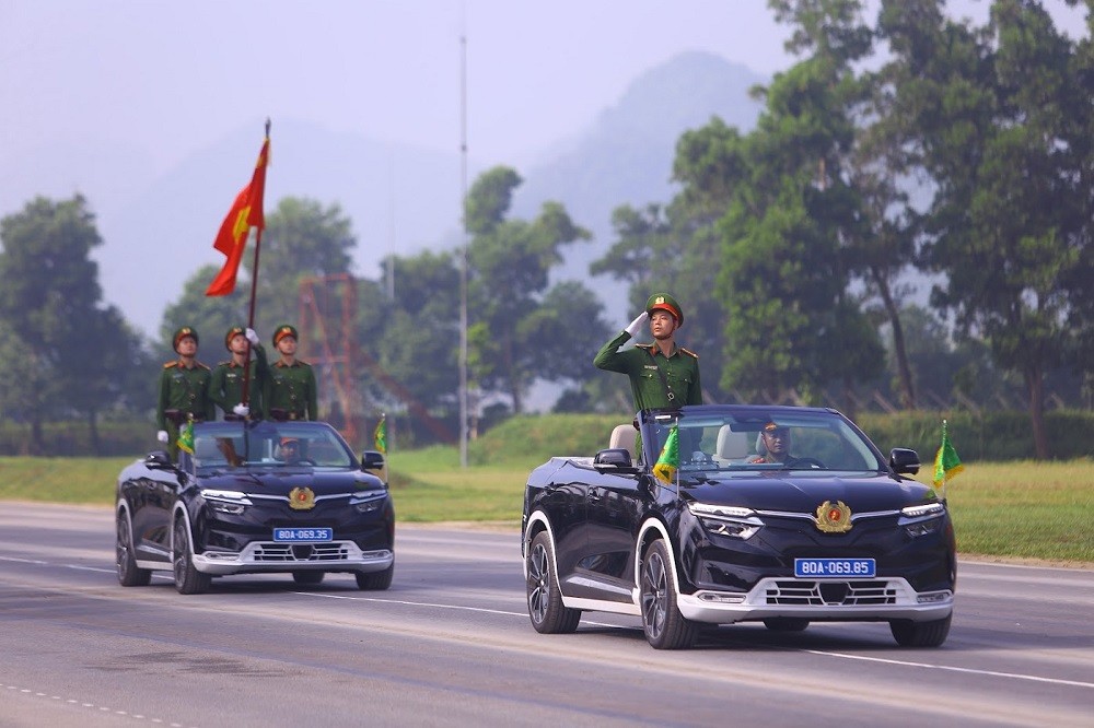 Xe dẫn đầu khối diễu binh, diễu hành của lực lượng công an. Ảnh: PHI HÙNG.