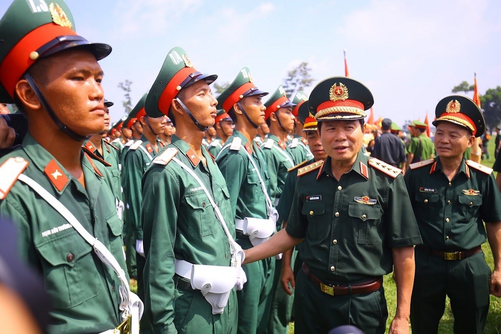 Đại tướng Nguyễn Tân Cương động viên các lực lượng hợp luyện. Ảnh: PHI HÙNG.