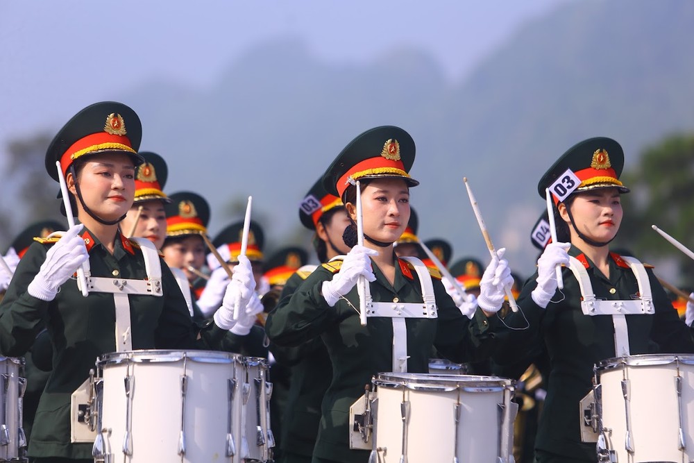 Khối nữ amp;#34;mạnh mẽ nhưng vẫn duyên dángamp;#34; trong hợp luyện diễu binh, diễu hành - 4