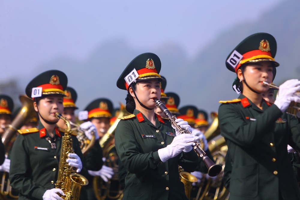Khối Nữ Quân nhạc. Ảnh: PHI HÙNG