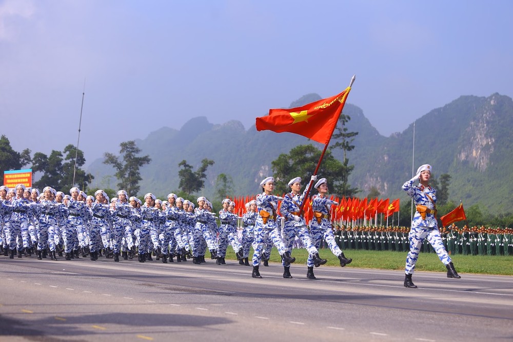 Được biết, đây là trang phục mới của Khối nữ sĩ quan Quân y. Ảnh: PHI HÙNG