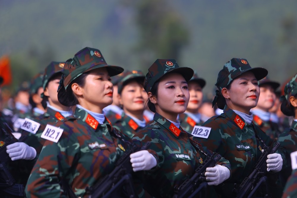 Khối nữ amp;#34;mạnh mẽ nhưng vẫn duyên dángamp;#34; trong hợp luyện diễu binh, diễu hành - 11