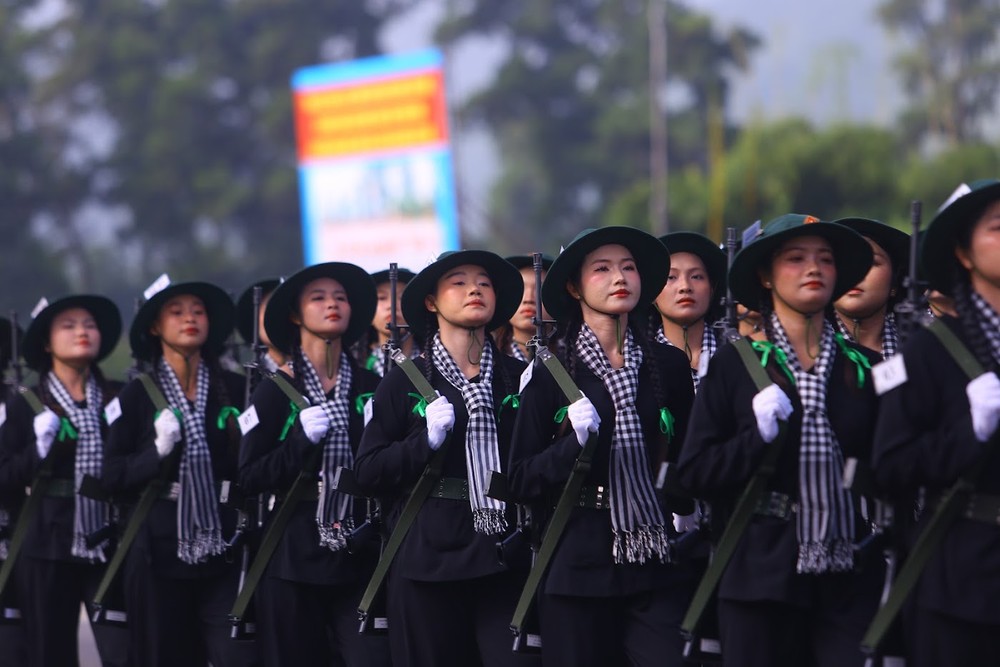 Khối nữ amp;#34;mạnh mẽ nhưng vẫn duyên dángamp;#34; trong hợp luyện diễu binh, diễu hành - 9