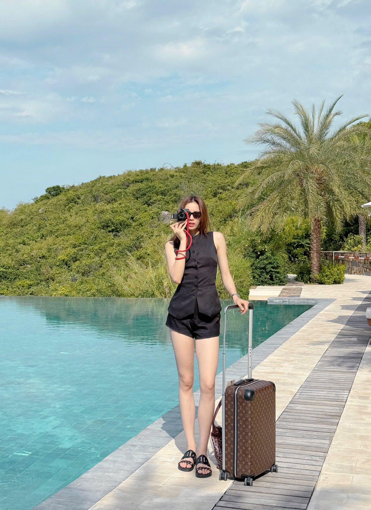 Nguyễn Cao Kỳ Duyên từng là tâm điểm của tranh cãi trong những năm đầu sau đăng quang, từ việc hút thuốc đến những phát ngôn chưa khéo. Nhưng thay vì rút lui khỏi showbiz, cô chọn cách tái định vị hình ảnh: Từ hoa hậu gây tranh cãi thành một biểu tượng thời trang cá tính, hiện đại và đầy chủ động.