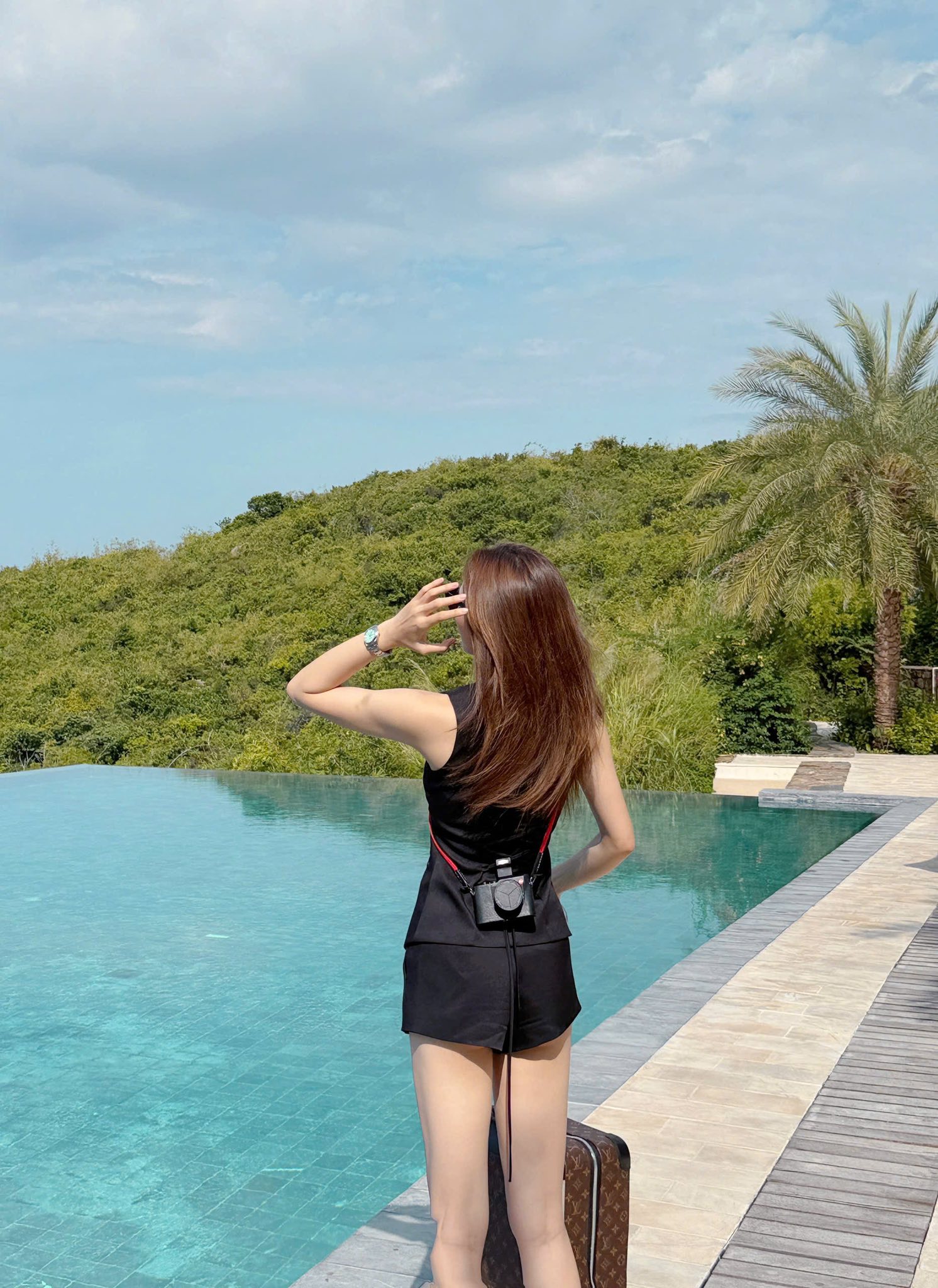Sắc vóc cuốn hút dù diện đồ kín đáo của Nguyễn Cao Kỳ Duyên.