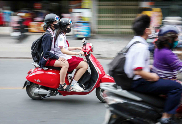 Theo quy định nêu trên, học sinh đi xe máy dưới 50cc cần phải đăng ký xe và gắn biển số theo quy định. Ảnh minh họa: TL
