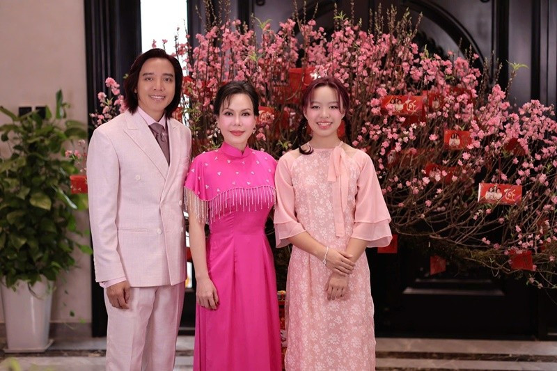 Con gái Việt Hương ăn mặc nữ tính, điệu đà ở tuổi 16. Ảnh: FB Việt Hương.
