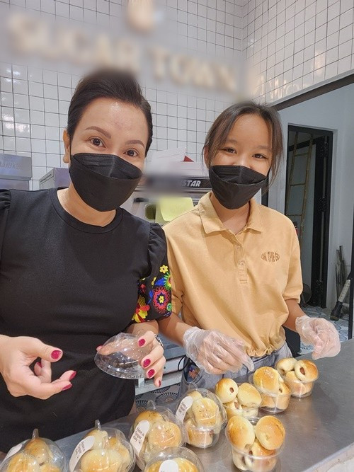 Việt Hương cho con gái làm nhân viên bán hàng khi không đi học. Cục vàng thì cũng bán hàng nha con. Con em đi bán, khách hàng quay gửi em. Cả nhà ủng hộ con em còn về mai đi học, Việt Hương cho biết. Ảnh: FB Việt Hương.