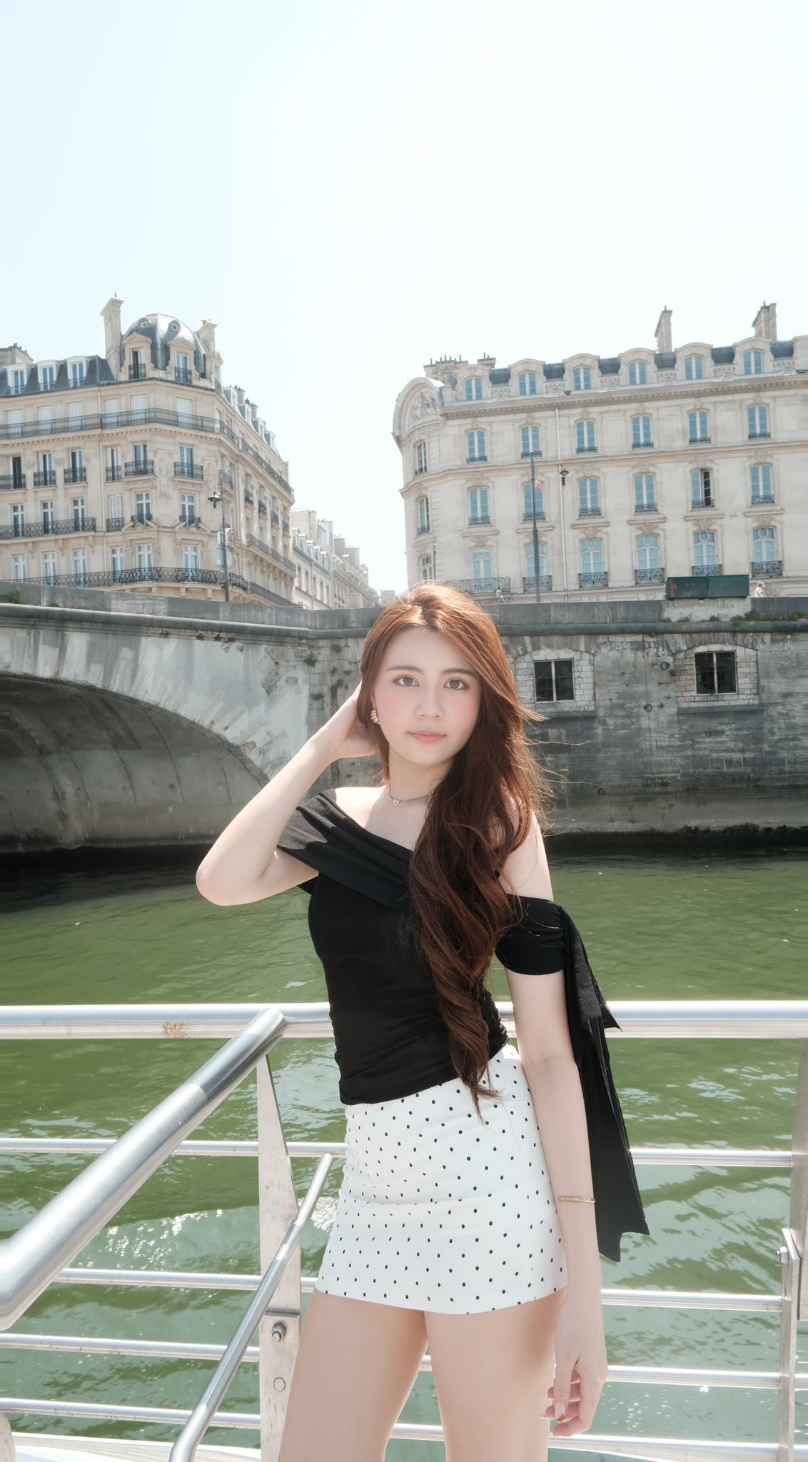 Ở bức ảnh vi vu trời Tây, Hạt Dẻ diện váy áo lồng lộn sải bước tự tin giữa đường phố châu Âu.