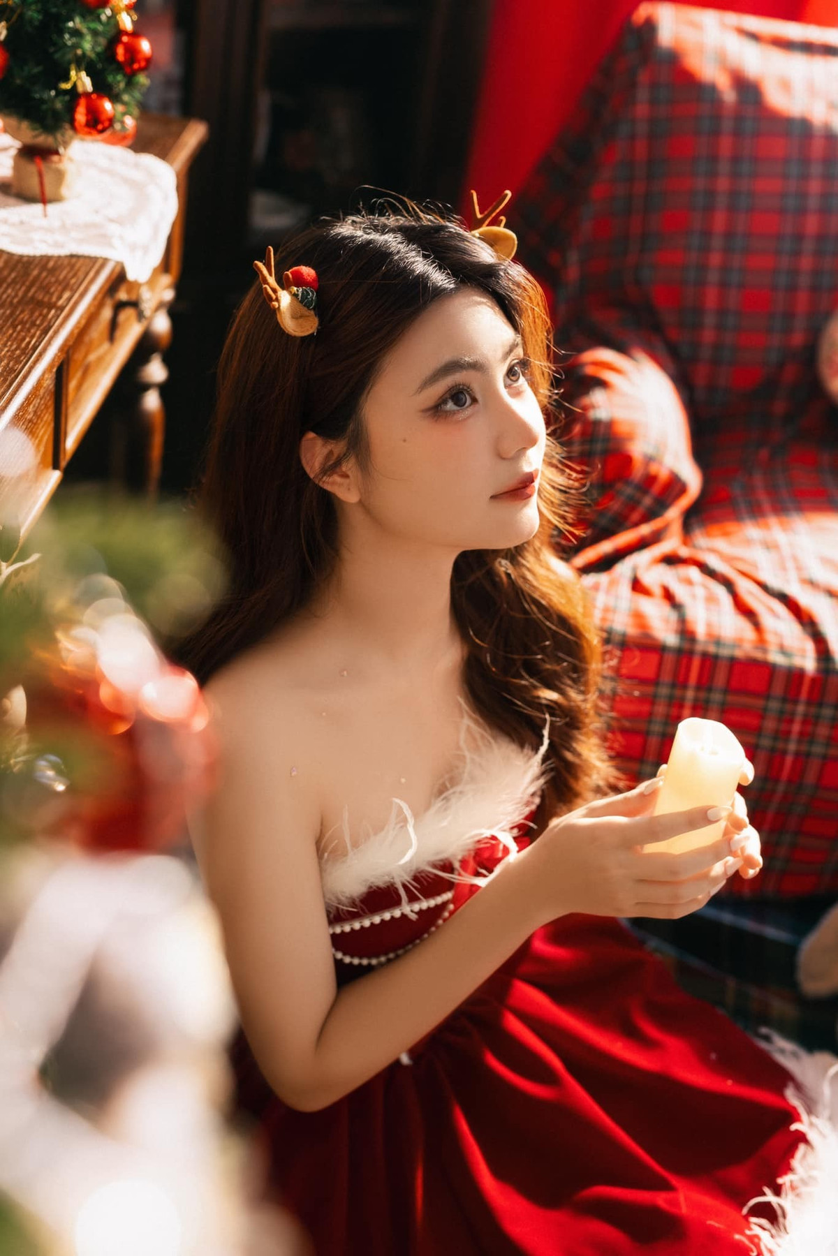 Làn da mịn màng, gương mặt thon gọn và sống mũi cao vút trở thành điểm nhấn, phong thái vừa nữ tính, vừa thanh lịch khiến netizen xuýt xoa không ngớt với nhan sắc của Hạt Dẻ.