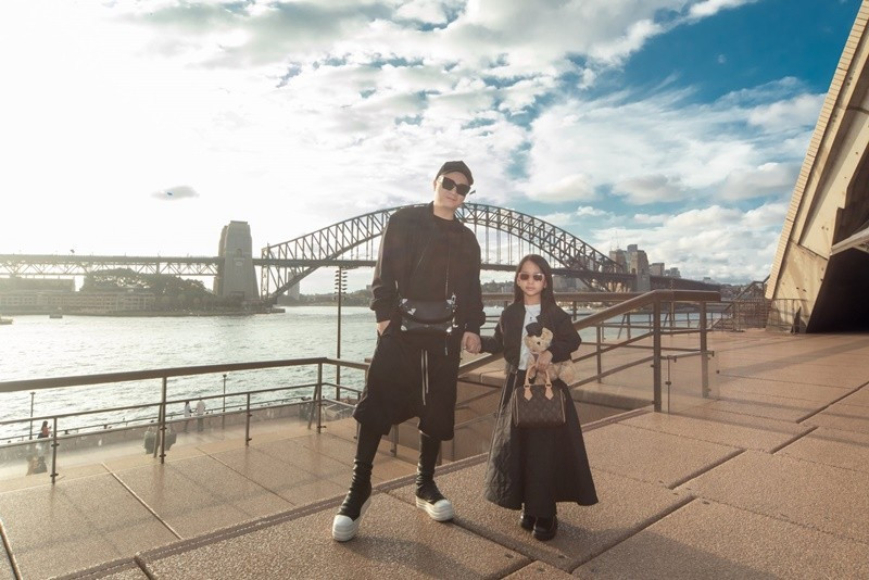Nhà thiết kế Đỗ Mạnh Cường cùng con gái MyMy xuống phố ở Sydney (Úc). Ảnh: FB Đỗ Mạnh Cường.