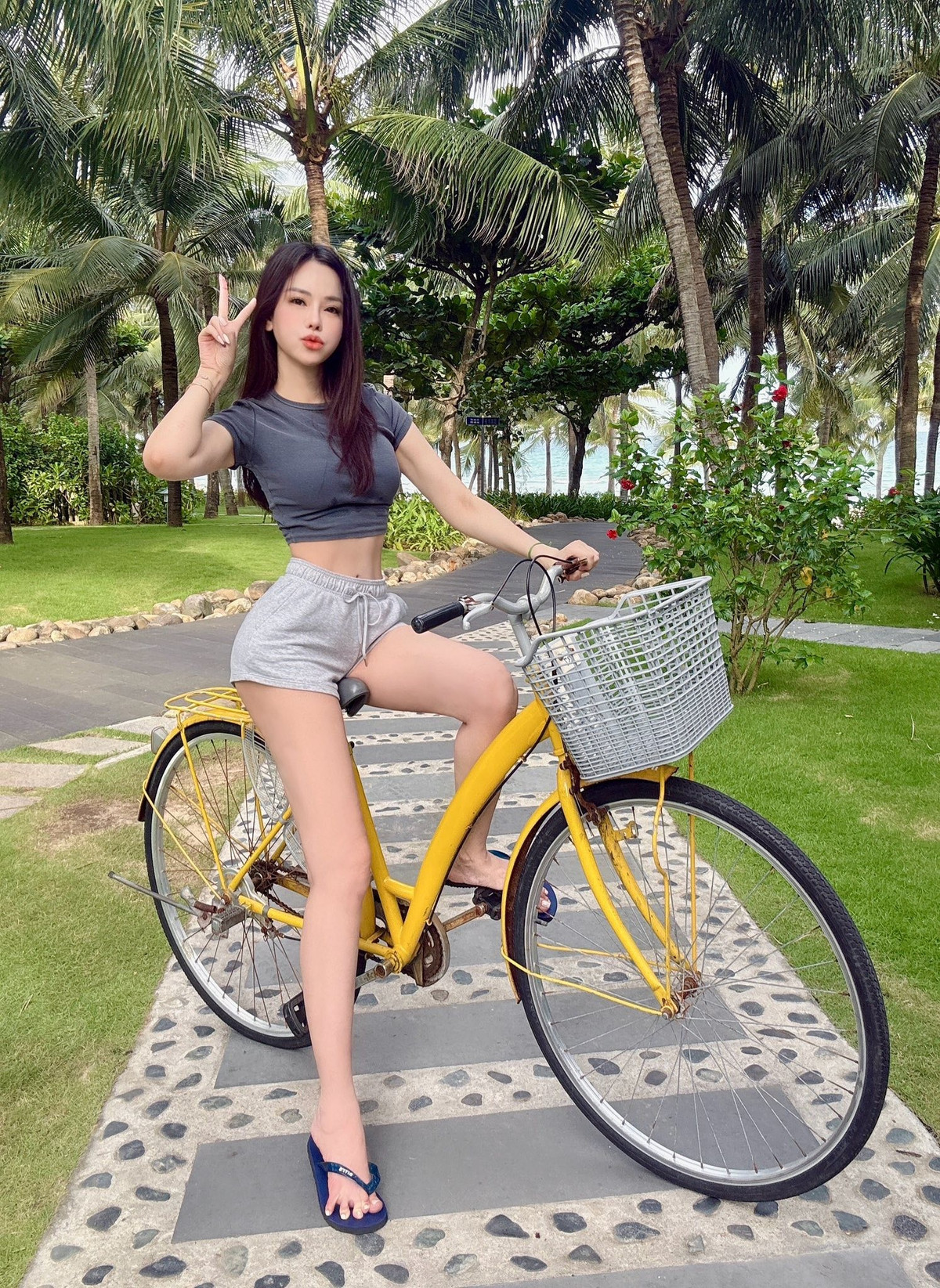 Con dâu tỷ phú Hoàng Kiều là mẹ 2 con vẫn sở hữu eo con kiến - 4