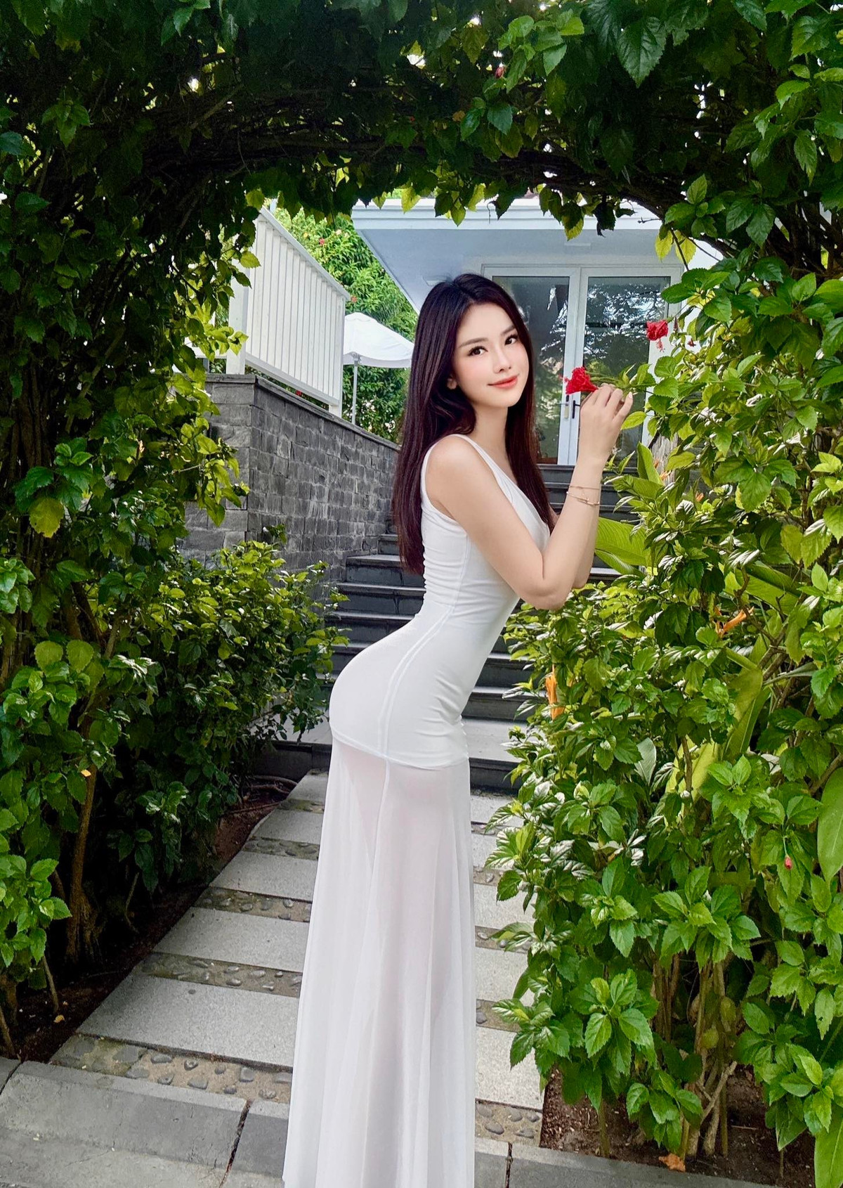 Con dâu tỷ phú Hoàng Kiều là mẹ 2 con vẫn sở hữu eo con kiến - 6