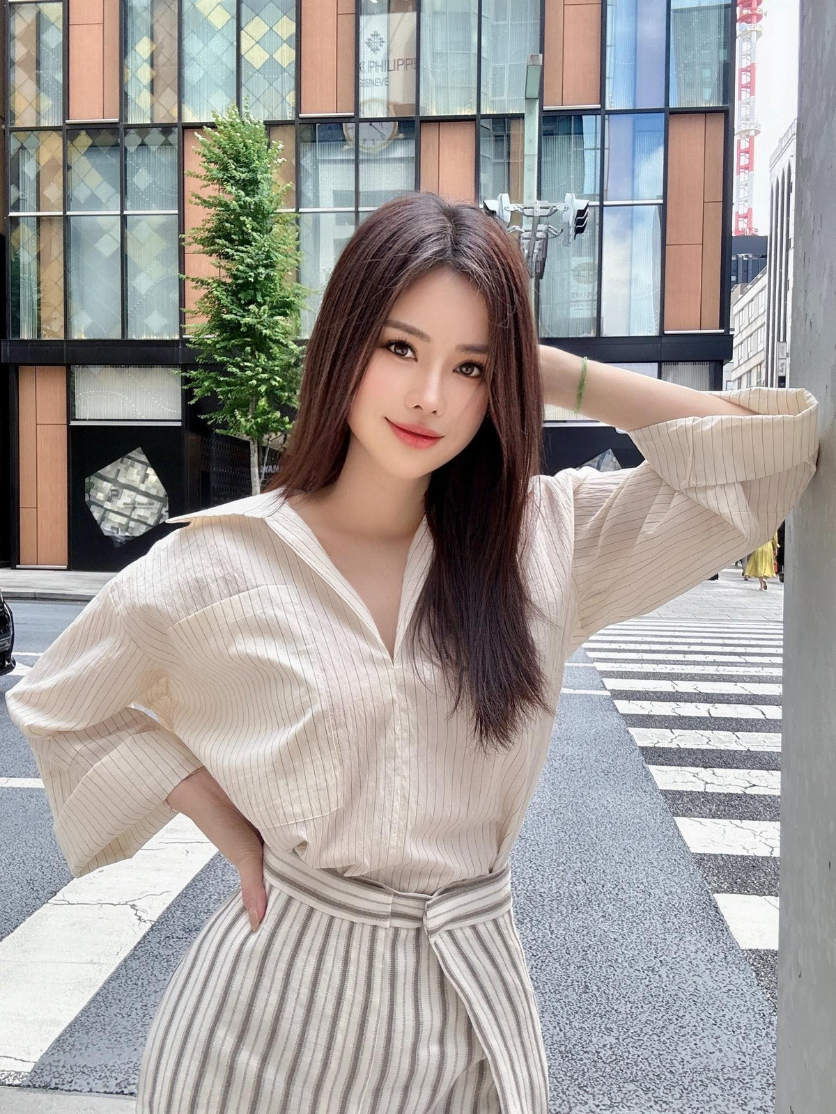 Con dâu tỷ phú Hoàng Kiều là mẹ 2 con vẫn sở hữu eo con kiến - 8