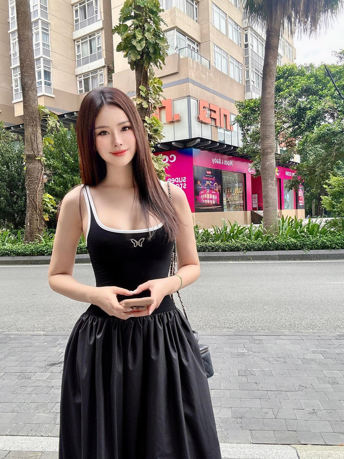 Con dâu tỷ phú Hoàng Kiều là mẹ 2 con vẫn sở hữu eo con kiến - 9