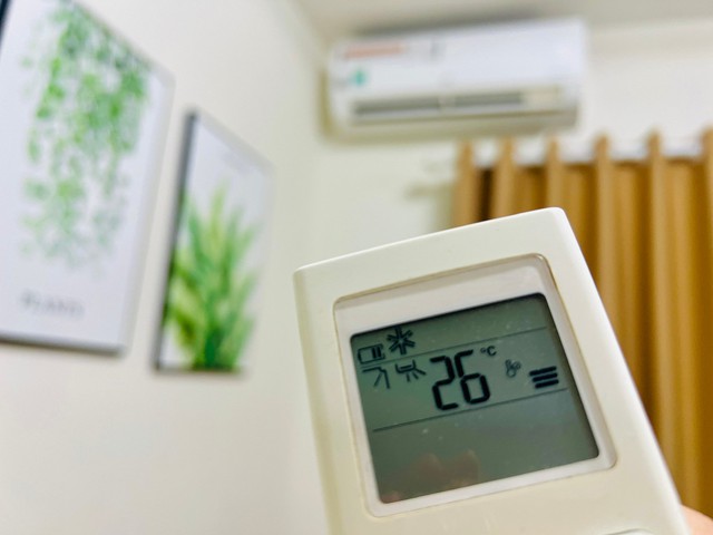 Nhiều người vẫn thường bật điều hòa 26 độ. Tuy nhiên, nhiều chuyên gia cho hay, không nên bật điều hòa 26 độ khi ngủ.