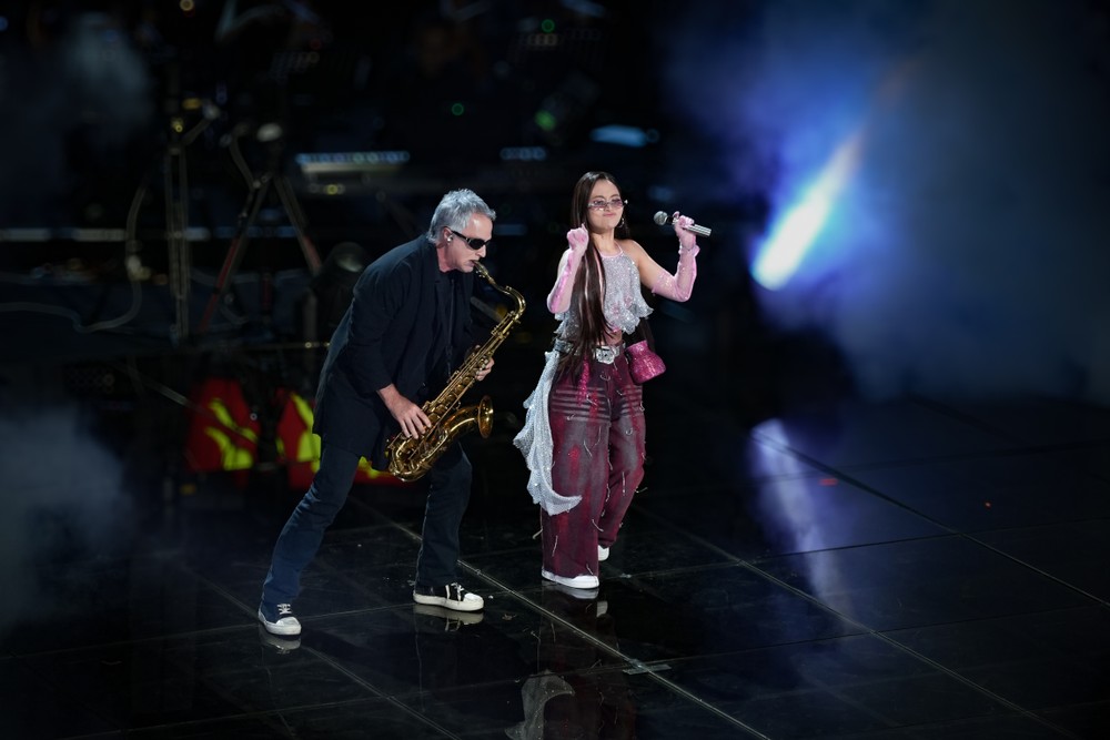Phương Mỹ Chi thể hiện ca khúc Vũ trụ có anh kết hợp với nghệ sĩ saxophone trên sân khấu.