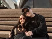 Yêu con - Con gái Đỗ Mạnh Cường xách túi hiệu dạo phố ở Úc