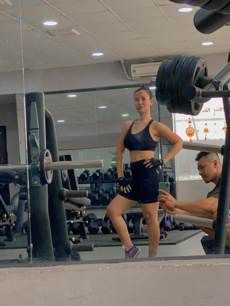 Võ Hạ Trâm chăm chỉ vào phòng gym tập luyện.
