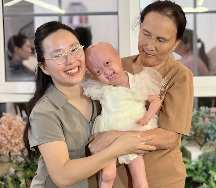 Bé Gạo cùng mẹ và bà. Ảnh: NVCC.