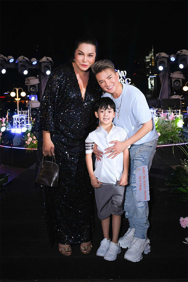 Cindy Thái Tài bên Xuân Lan và bố con Đàm Vĩnh Hưng.