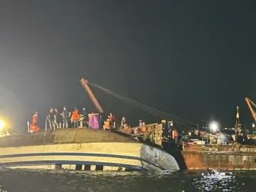 Vụ lật tàu ở Vịnh Hạ Long: Xác định 24 khách nam, 24 khách nữ, nhiều thanh niên, trẻ em