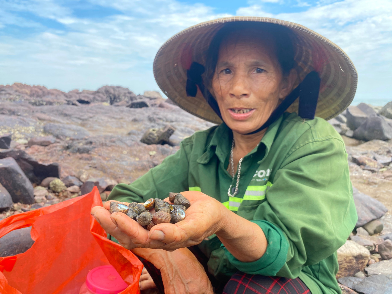 Lặn lội đá ngầm, lặng thầm mưu sinh với ốc móng rồng - 13