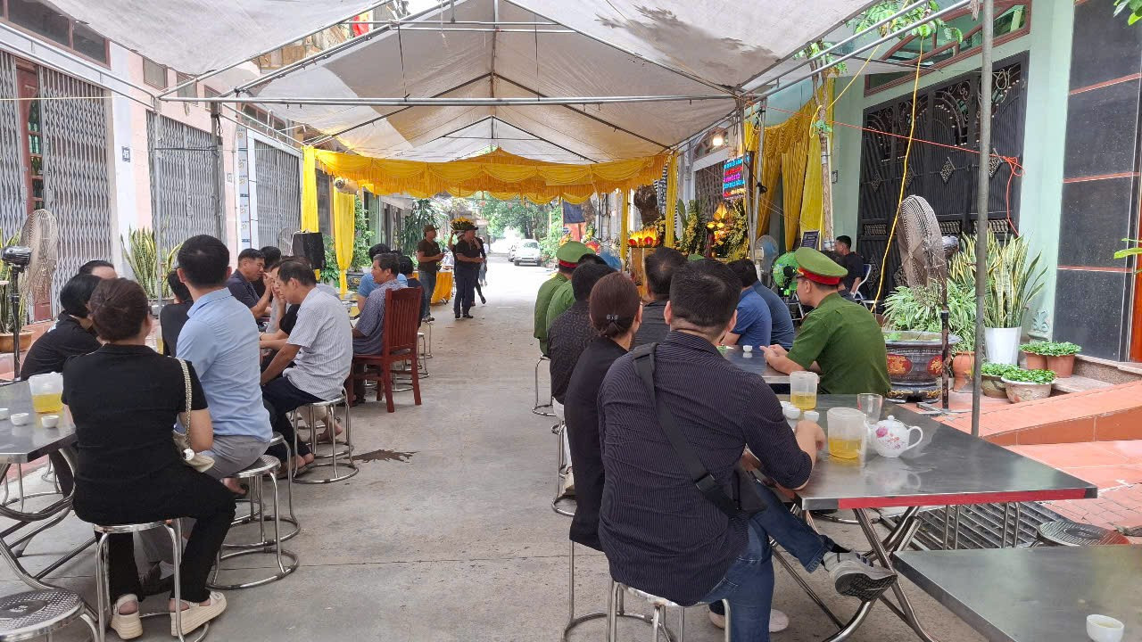 Đông đảo người thân, hàng xóm, bạn bè gần xa đến viếng anh Yên và 2 con. Ảnh: Nguyễn Thắng