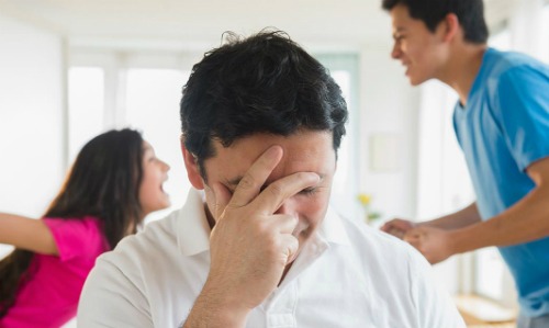 Sự thiên vị thực sự là một điều khủng khiếp. Nhiều nghiên cứu đã phát hiện ra rằng sự nhất bên trọng nhất bên khinh của cha mẹ có thể có tác động xấu đến sức khỏe tâm thần của con cái. Ảnh minh hoạ