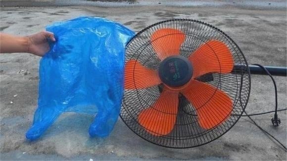 Để làm sạch quạt một cách nhanh chóng và hiệu quả mà không cần tháo khung, bạn có thể sử dụng dung dịch vệ sinh tự chế từ chất tẩy rửa, nước xả vải và giấm trắng.