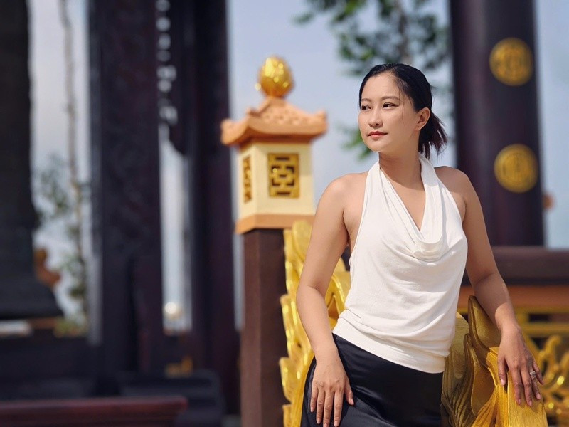 Bạn gái 9x của NSND Việt Anh ngày càng gợi cảm - 2