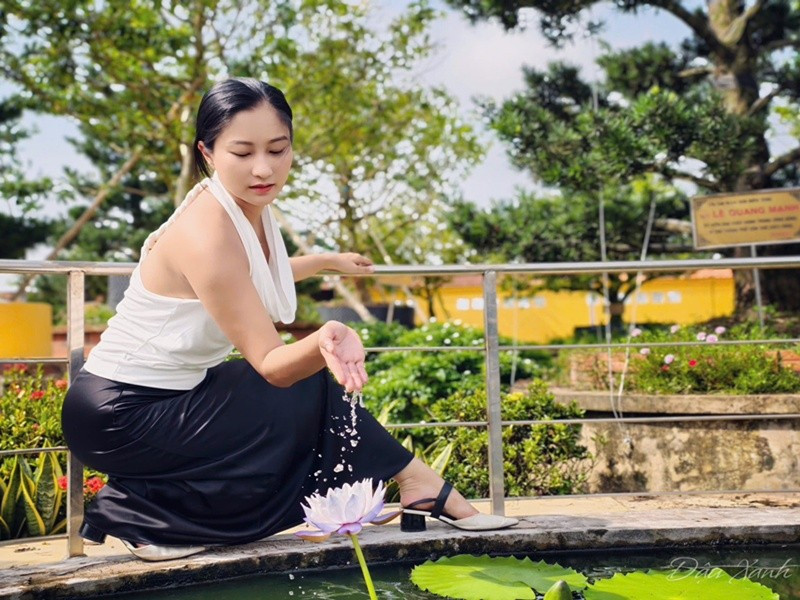 Bạn gái 9x của NSND Việt Anh ngày càng gợi cảm - 3