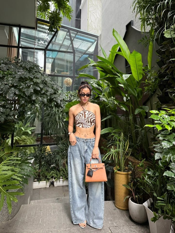 br /
div classtext-centersection classinImgExpandSection mar-auto z-index-9999 pos-rel fixad660x90-inimage idbnBAER_175_15s_containerdiv idbnBAER_175_15s script typetext/javascript
                                
                                    if (typeof(bnBAER_175_15s.aNodes) ! undefined  bnBAER_175_15s.aNodes.length  0) {
                                        var parentNodeDiv  document.getElementById(bnBAER_175_15s_container).parentNode.classList.add(inImgExpand);
                                        banner_tostring(bnBAER_175_15s,bnBAER_175_15s);
                                    } else {
                                        document.getElementById(bnBAER_175_15s_container).style.display  none;
                                    }
                                
                            /script
                        /div
                    /sectiondiv idcontainer-24h-banner-in-image styletext-align: center;width: 100%;clear: both;position: relative;overflow: hidden
				div styleposition:relative;max-width: 660px;margin: 0 auto
					img src/upload/3-2025/images/2025-07-21/1753086277-3-width1200height1600.jpg width660 /
					div id24h-banner-in-image styleposition: absolute;display: block;width: 660px;height: 90px;color: white;bottom: 0px;left: 0px; right: 0px;margin: 0 auto
						div idbnBAER_165_15s classtxtCent
							script typetext/javascriptbanner_tostring(bnBAER_165_15s, bnBAER_165_15s);/script
						/div
					/div
				/div
            /div/divbr /
Nữ diễn viên khoe trọn tấm lưng trần khi diện thiết kế áo táo bạo này. Ảnh: FB Phương Trinh Jolie