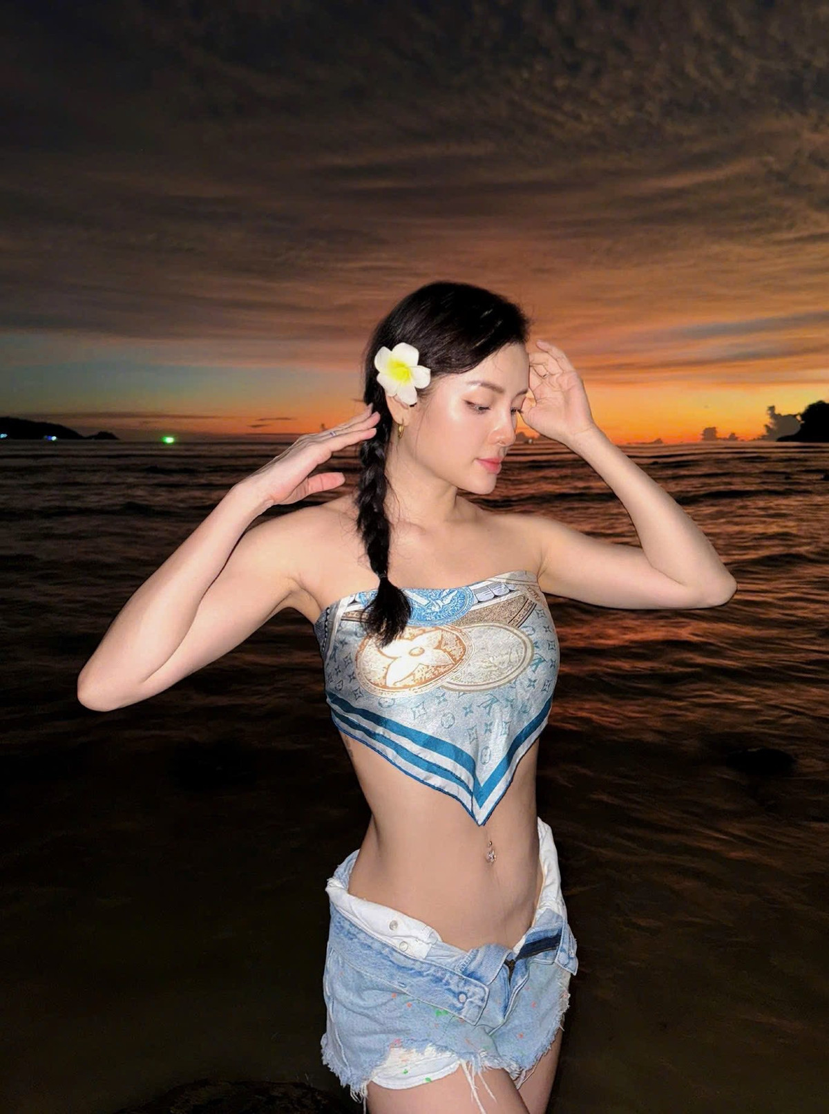 Gái ba con Phương Trinh Jolie lộ cơ bụng đẹp như tạc tượng - 9