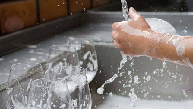 Với cốc chén và các đồ dùng không dính dầu mỡ, bạn nên sử dụng một cái bông rửa riêng để tránh dầu, mỡ và tạp nham các mùi hương khác nhau.