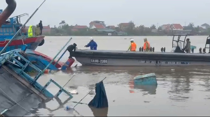 Lực lượng đưa 9 thuyền viên vào bờ an toàn. Ảnh: Cục CSGT