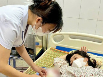 Bé trai chào đời trước cổng viện