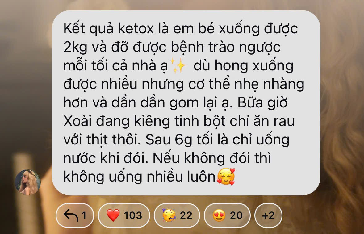 Trong một chia sẻ, hot girl SN 2002 tiết lộ bản thân đang phải siết chặt chế độ ăn uống để kiểm soát cân nặng. Cô đã giảm được 2kg sau thời gian ketox, kiêng tinh bột, không ăn bất cứ thứ gì sau 6h tối. Kết quả là bé đã giảm được 2 kg và đỡ được bệnh trào ngược mỗi tối. Dù không xuống được nhiều cân như cơ thể nhẹ nhàng hơn. Dạo này Xoài kiêng ăn tinh bột, chỉ ăn rau và thịt thôi ạ. Sau 6h tối là mình chỉ uống nước nếu cảm thấy đói, cô nói trong nhóm chat với fan.