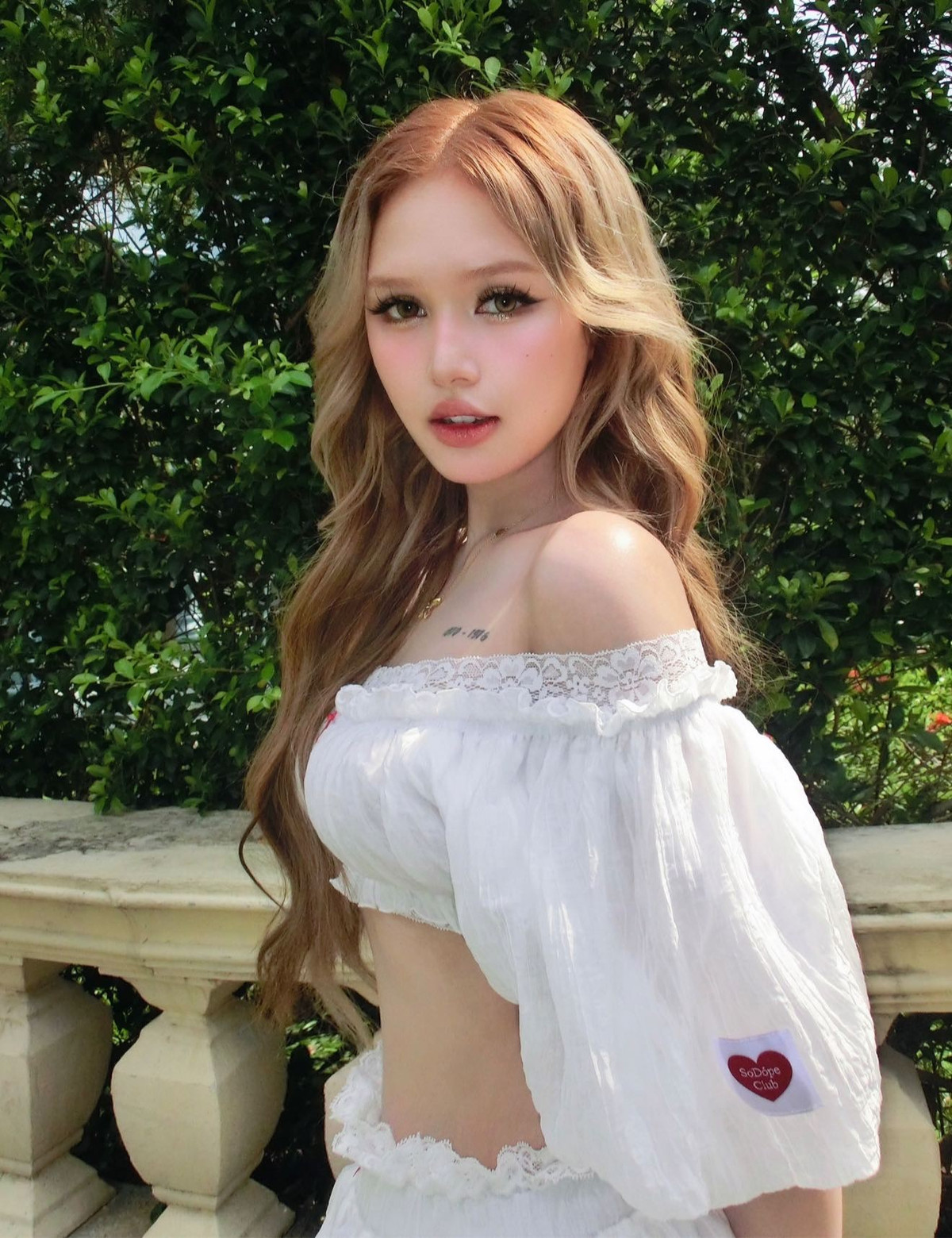 Hạnh phúc bên tình mới, Xoài Non cũng thoải mái hơn trong cách ăn mặc. Cô xuất hiện với phong cách thời trang cá tính hơn hẳn, không còn là cô vợ đáng yêu, bánh bèo mà thay vào đó là những outfit khoe khéo vóc dáng quyến rũ.