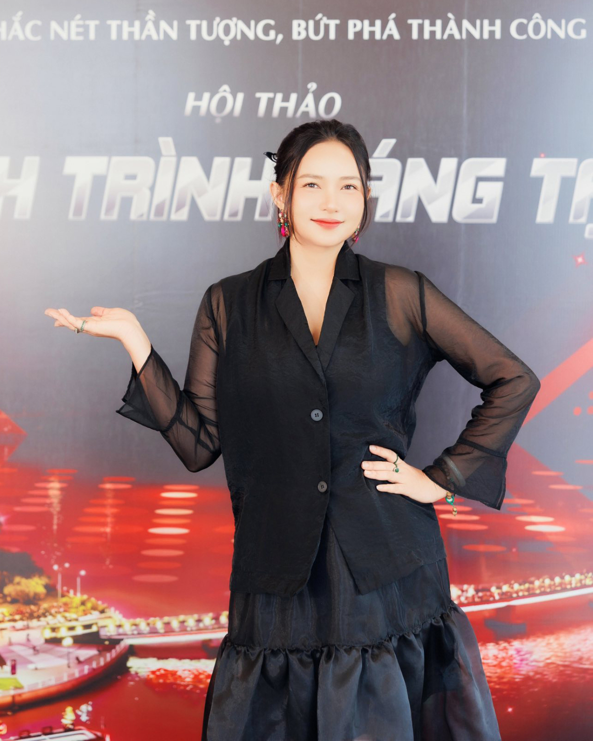 Đầm suông rộng cùng áo khoác blazer được bà mẹ một con diện để giấu vòng hai. Với phần tay xuyên thấu, trang phục trông không bị nặng nề. Người đẹp cho biết cô được nhiều người khen đẹp nhất, nhì trong hạng cân 70-80 kg.