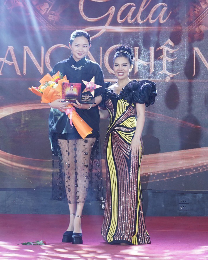 Giữ được đôi chân thon dù tăng gần 20 kg, Phan Như Thảo vẫn mặc đẹp kiểu đầm ngắn ngang đùi.