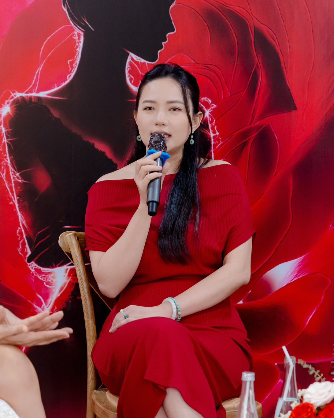 Mẫu váy đỏ trễ vai được Phan Như Thảo tích cực chưng diện. Với phần vai trễ hở cổ, đi kèm kiểu dáng tay dơi nhẹ nhàng, trang phục thích hợp để giúp thân trên trông thanh thoát hơn, giấu nhược điểm bắp tay.