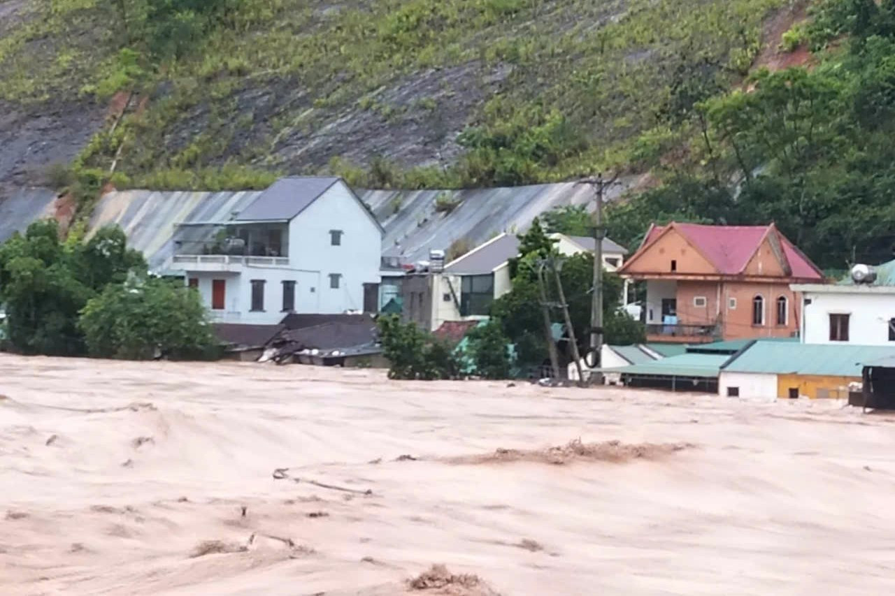 Nước lũ dâng cao ở miền núi Nghệ An