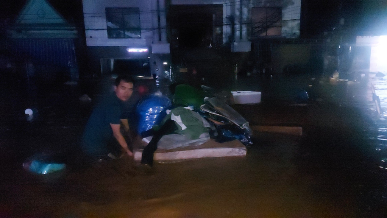 Người dân xã Mường Xén di dời tài sản trong đêm 22/7