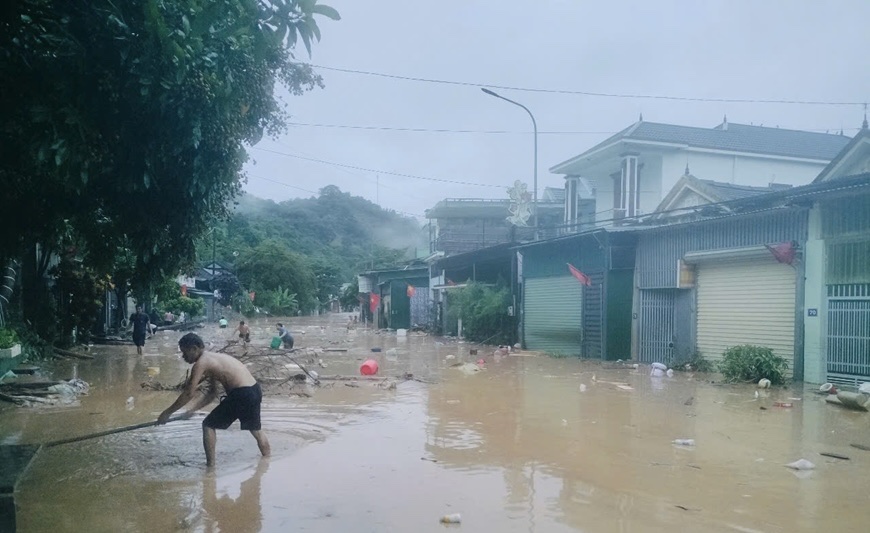 Nước ngập khiến tài sản của người dân xã Mường Xén bị cuốn trôi.