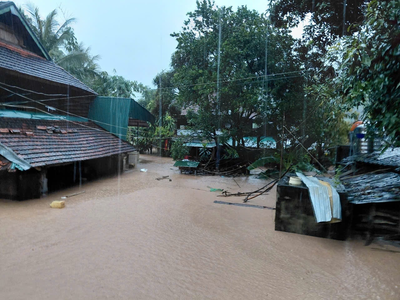 Nước ngập nhà dân ở xã Mỹ Lý.