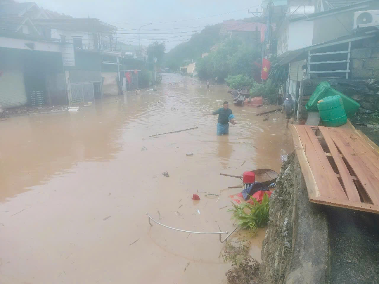 Sáng 23/7, trung tâm xã Mường Xén vẫn chìm trong biển nước.