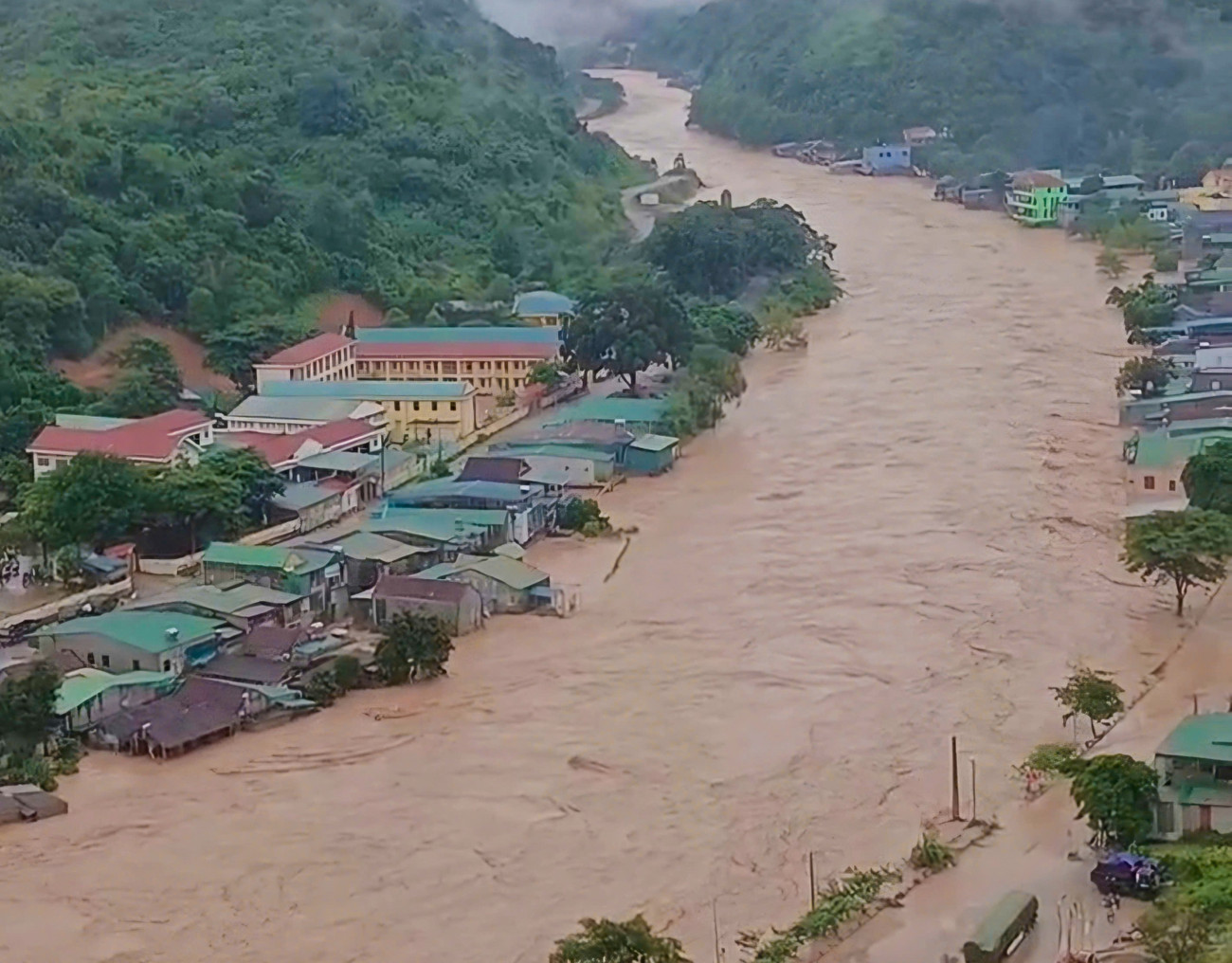 Sáng 23/7, trên các khu vực miền Tây Nghệ An mưa đã dần ngớt, nước lũ cũng đã giảm độ dâng, song hàng chục bản làng vẫn ngập trong nước, nhiều cầu bị cuốn trôi, đường bị chia cắt.