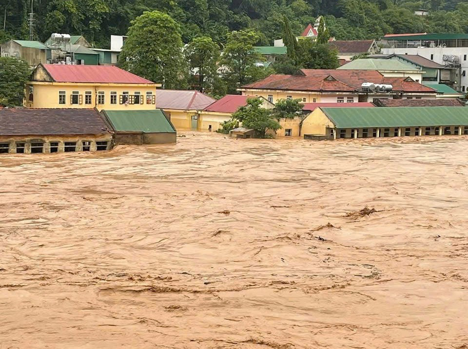 Nước sông Nậm Mộ qua xã Mường Xén dọc Quốc lộ 7 dâng cao từ chiều 22/7 đến rạng sáng nay khiến nhiều nhà dân ven sông ngập sâu, một số nhà bị cuốn trôi.